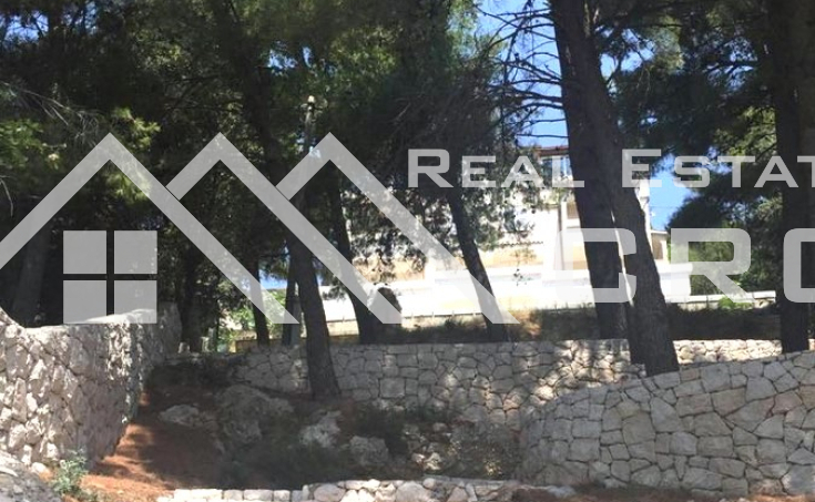 Spacious apartment house on a large plot just above a beach, Omis surroundings, for sale (2)