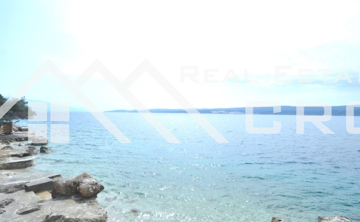 Spacious apartment house on a large plot just above a beach, Omis surroundings, for sale (9)