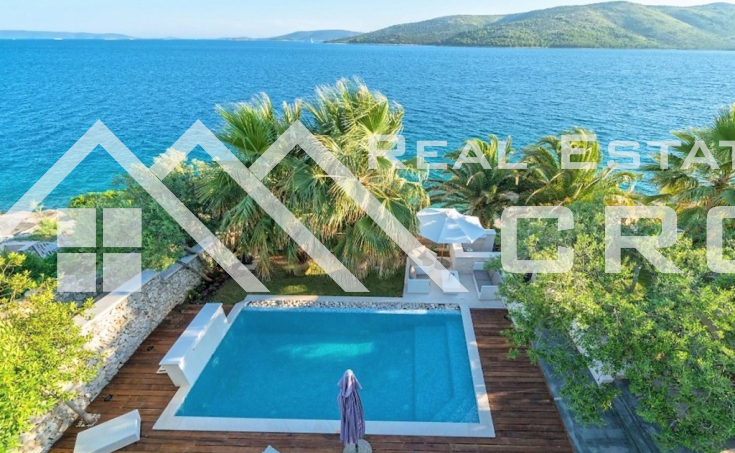 Trogir properties - Spacious luxuriously furnished villa in the first row to the sea, near Trogir, for sale