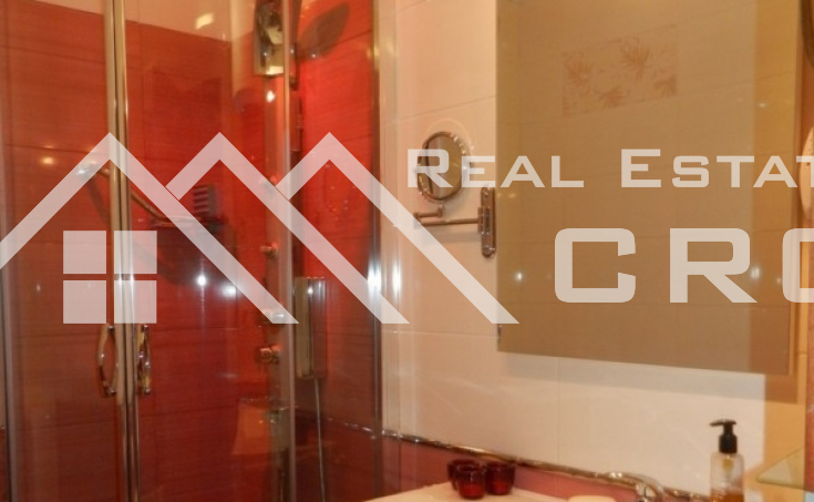 Apartment with sea view, attractive location in Sutivan, Brač island (2)
