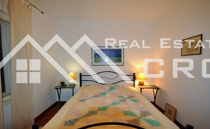 House for sale with courtyard and sea view, surroundings of Trogir (4)