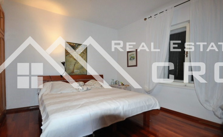 House for sale with courtyard and sea view, surroundings of Trogir (6)