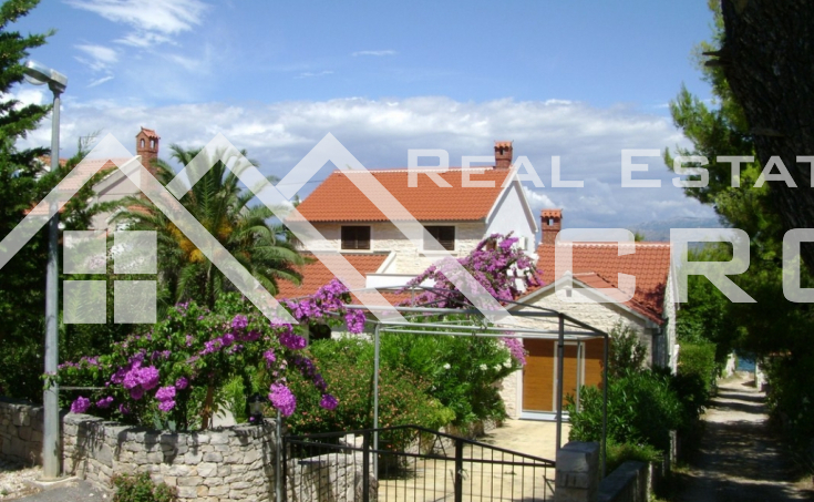 Detached house with beautiful garden and seaview for sale, Brac (2)