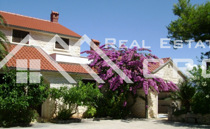 Detached house with beautiful garden and seaview for sale, Brac (3)