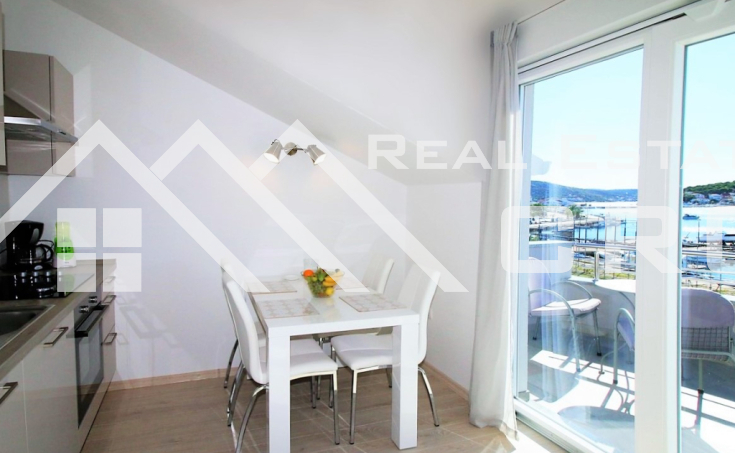 Spacious apartment house, in an excellent location, first row to the sea, for sale (5)