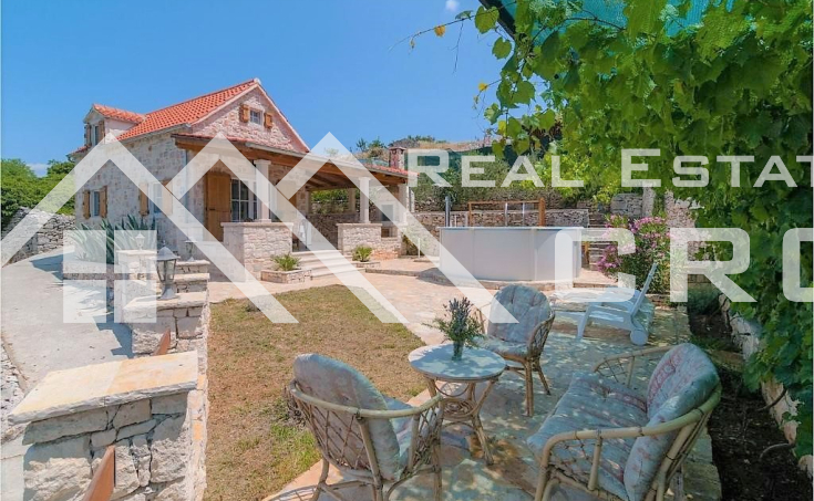 Nekretnine Brač - Renovirana kamena kuća s lijepom okućnicom, u mirnom okruženju, na prodaju