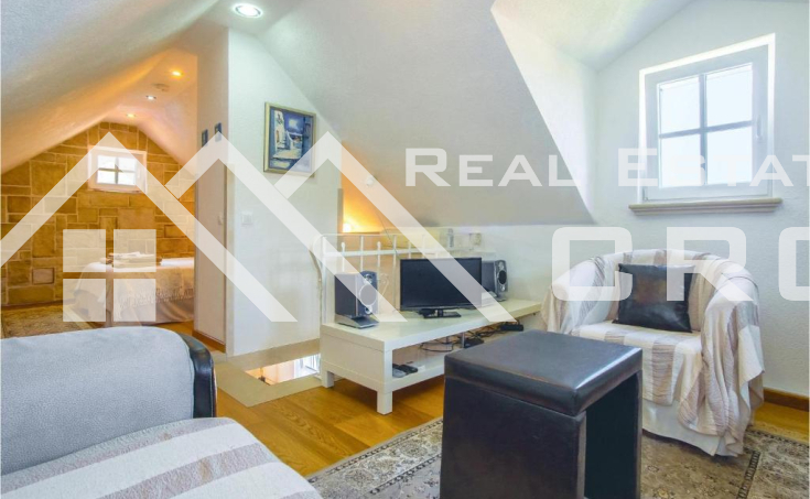 Renovated stone house with a beautiful courtyard, in a quiet environment, for sale (4)