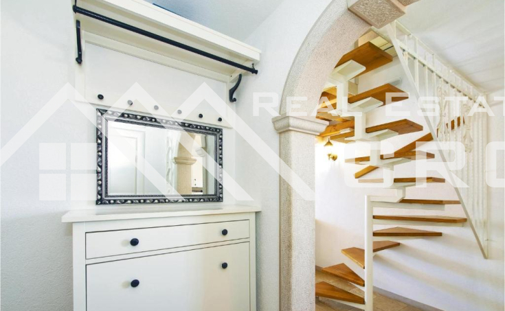 Renovated stone house with a beautiful courtyard, in a quiet environment, for sale (7)