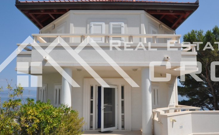 Newbuilt  villa on seafront for sale, Brac  (1)