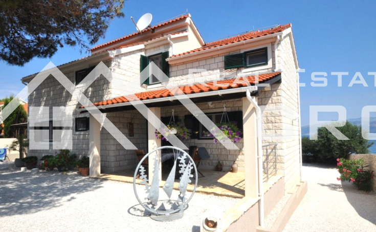 Furnished villa in a serene environment, first row to the sea, for sale (3)