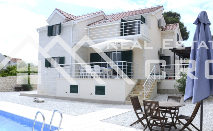 Furnished villa in a serene environment, first row to the sea, for sale (5)