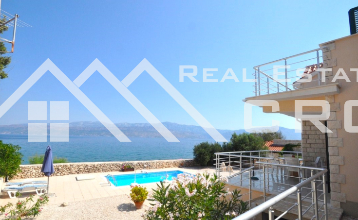 Brac Immobilien – Möblierte Villa in ruhiger Umgebung, in der ersten Reihe zum Meer, zum Verkauf