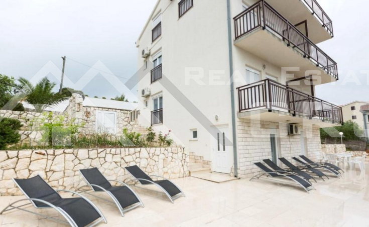 Large apartment villa in a serene environment with a view of the sea, for sale (1)