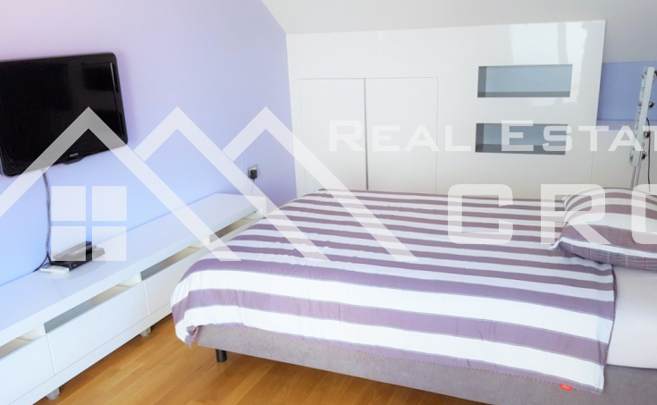 Luxurious apartment with sea views, near a lovely beach and amenities, for sale (2)