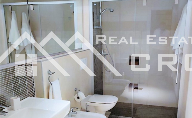Luxurious apartment with sea views, near a lovely beach and amenities, for sale (5)