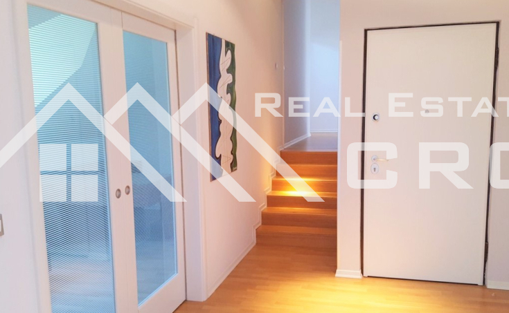 Luxurious apartment with sea views, near a lovely beach and amenities, for sale (9)