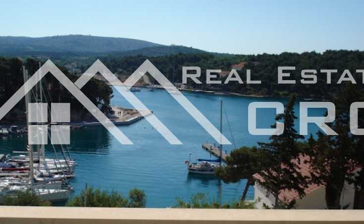 Apartment for sale, extremely attractive location in Milna, Brac island (1)
