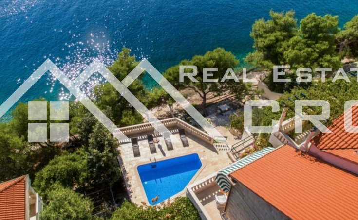 Villa in the first row to the sea for sale, Brac Island (2)