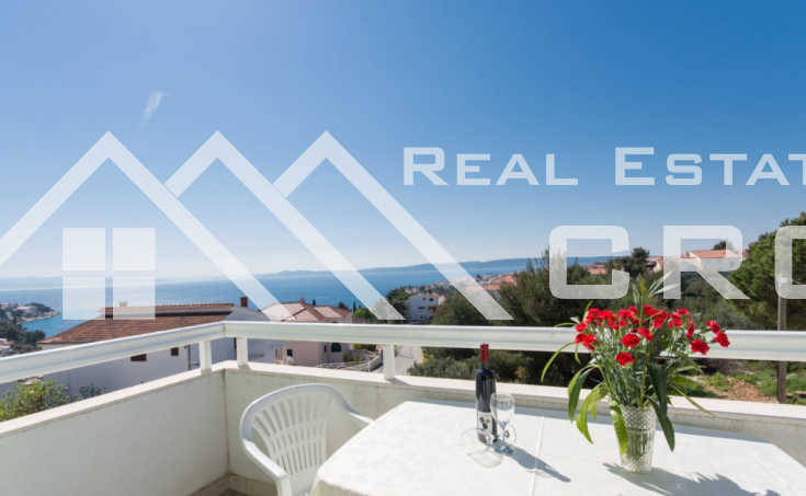 Ciovo properties - Fully furnished apartment house with a swimming pool, near the sea and a lovely beach, for sale