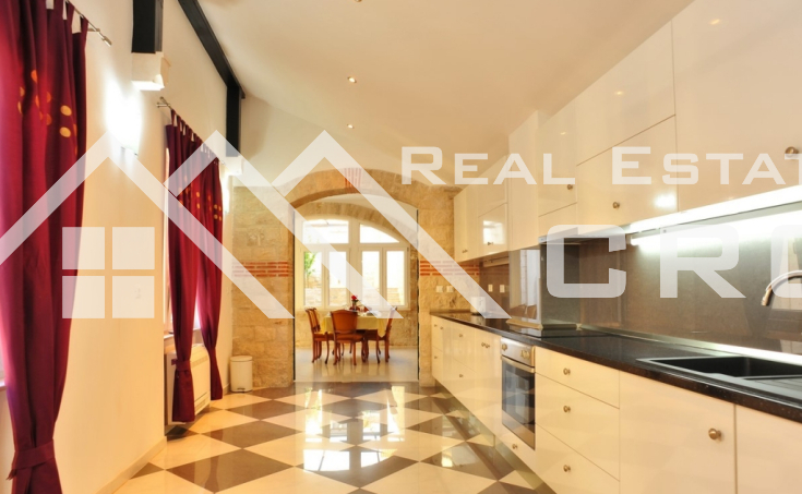 Magnificent stone villa with swimming pool and sea view on Brac Island, for sale (11)