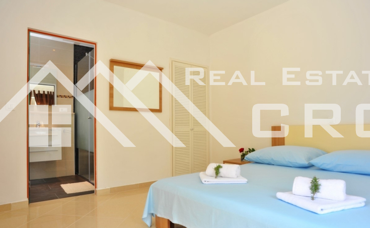 Magnificent stone villa with swimming pool and sea view on Brac Island, for sale (24)