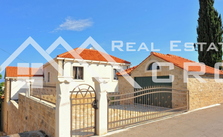 Magnificent stone villa with swimming pool and sea view on Brac Island, for sale (6)