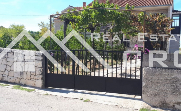 Nekretnine Brac - Kuća s prostranom okućnicom na otoku Braču, na prodaju