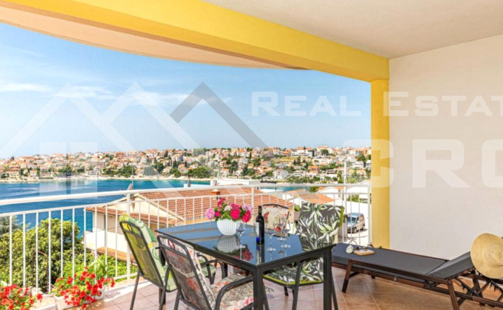 Apartment house with a swimming pool and a garage, for sale (1)