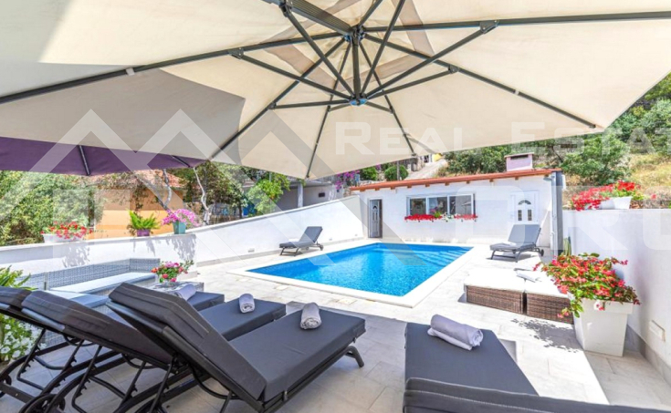 Apartment house with a swimming pool and a garage, for sale (10)