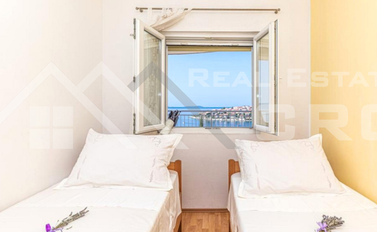 Apartment house with a swimming pool and a garage, for sale (11)