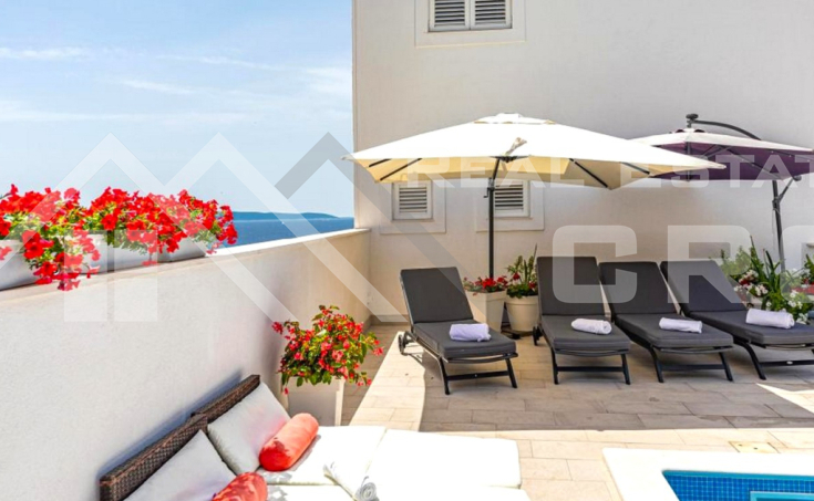 Apartment house with a swimming pool and a garage, for sale (14)