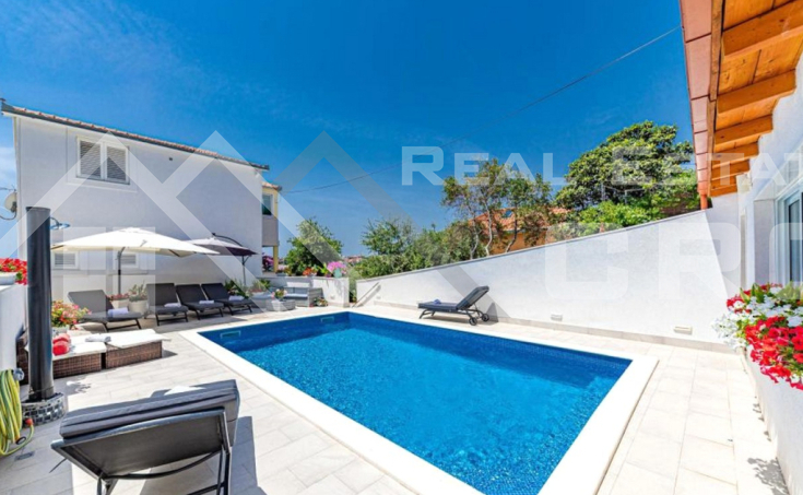 Apartment house with a swimming pool and a garage, for sale (15)