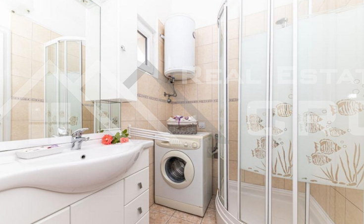 Apartment house with a swimming pool and a garage, for sale (5)