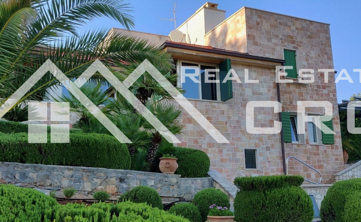 Nekretnine Brač - Vila s bazenom i pogledom na more na prodaju, otok Brač