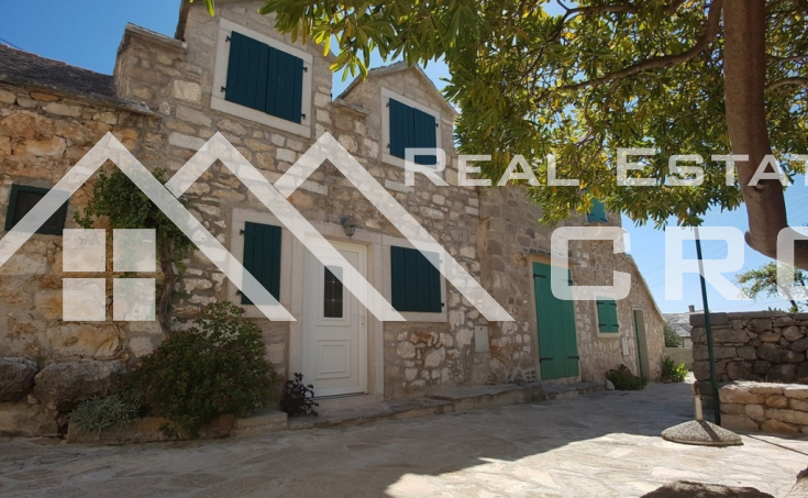 Brac properties - Renovated stone house in a nice location in Bol, for sale