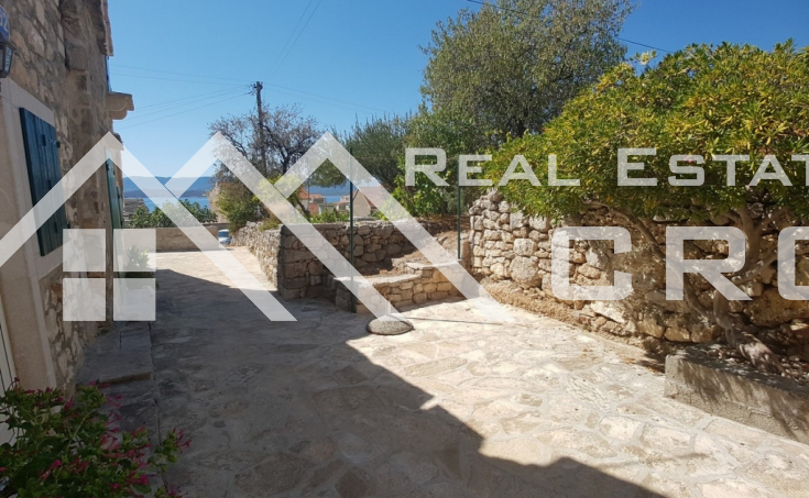 Renovated stone house in a beautiful location in Bol for sale (2)