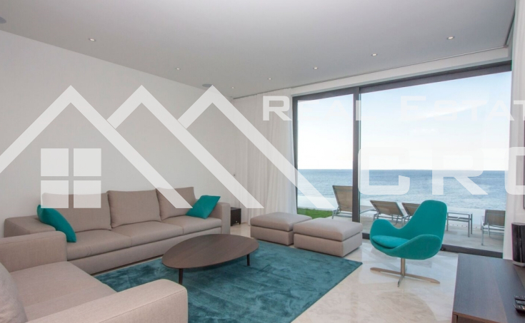 Luxurious villa in the first row to the sea for sale (10)