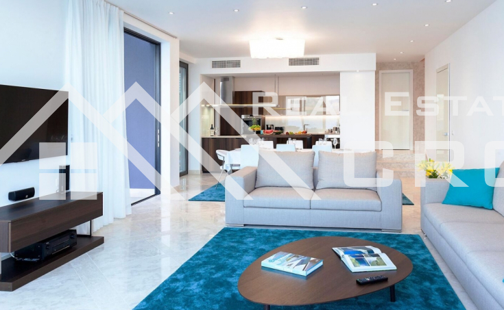Luxurious villa in the first row to the sea for sale (11)