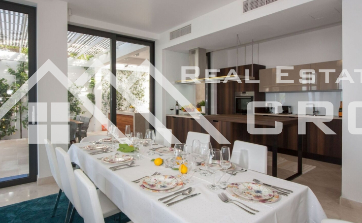 Luxurious villa in the first row to the sea for sale (13)