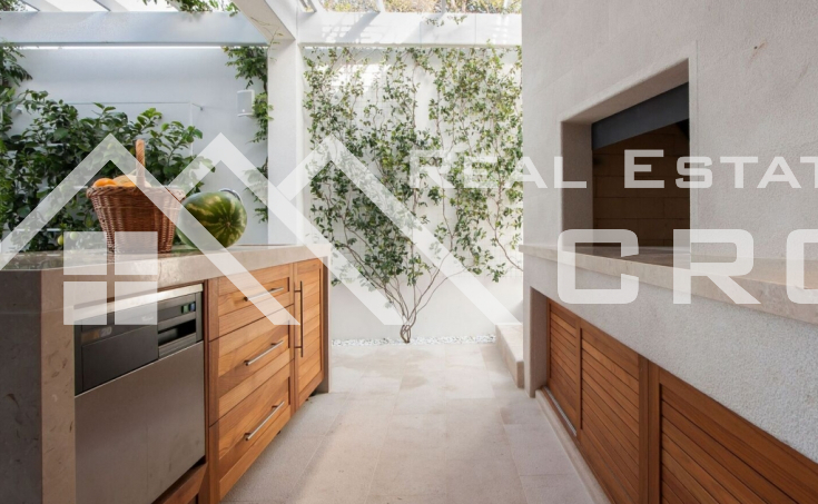 Luxurious villa in the first row to the sea for sale (14)