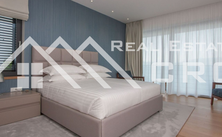 Luxurious villa in the first row to the sea for sale (15)