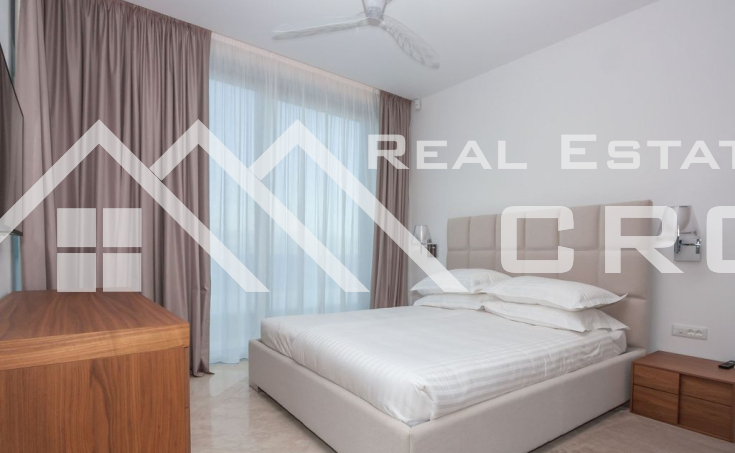 Luxurious villa in the first row to the sea for sale (16)