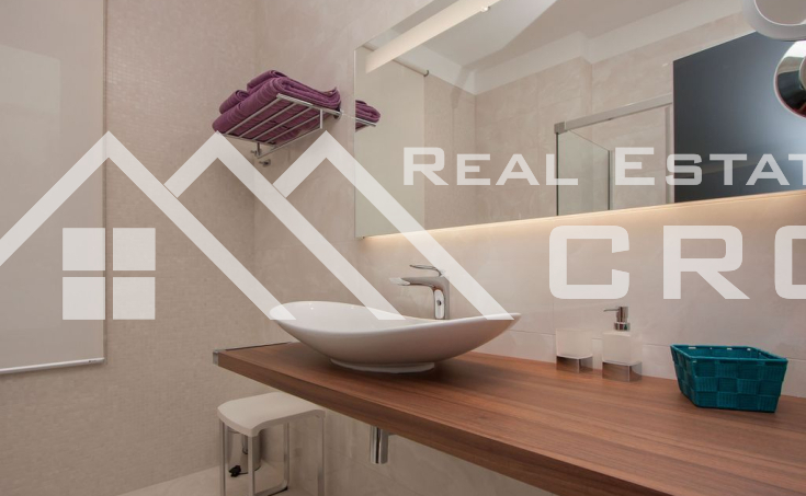 Luxurious villa in the first row to the sea for sale (17)