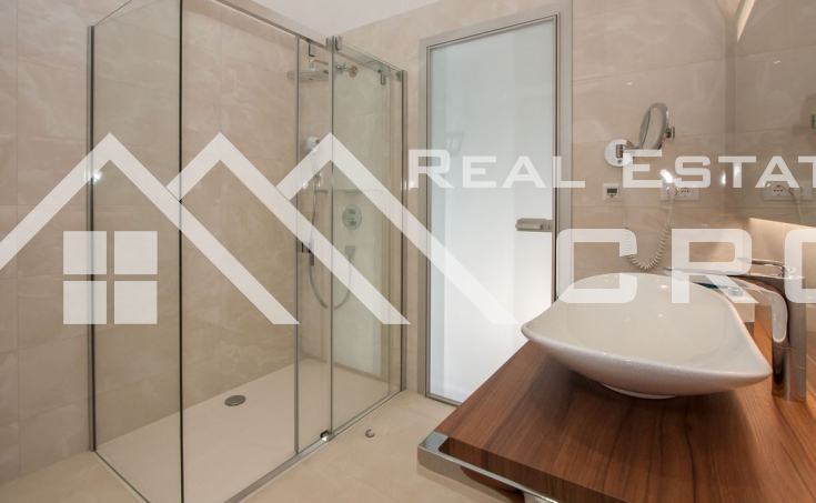 Luxurious villa in the first row to the sea for sale (18)