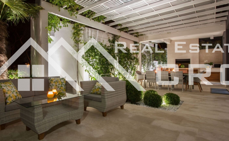 Luxurious villa in the first row to the sea for sale (3)
