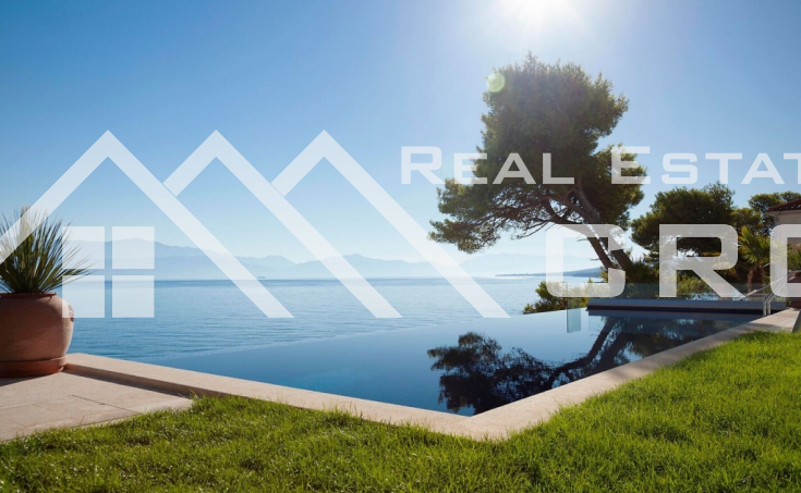 Luxurious villa in the first row to the sea for sale (5)