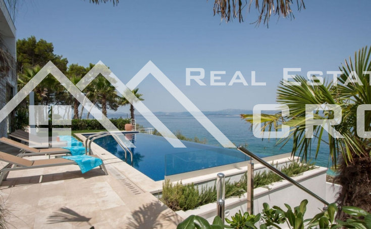 Luxurious villa in the first row to the sea for sale (6)