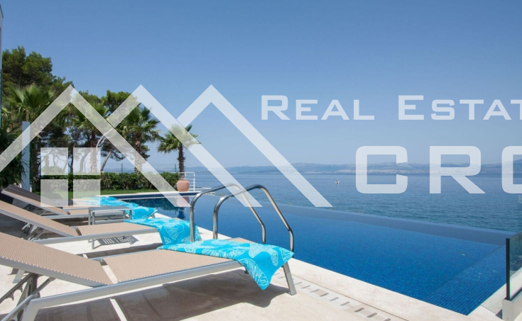 Luxurious villa in the first row to the sea for sale (7)