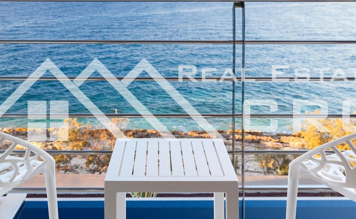 Luxurious villa in the first row to the sea for sale (8)