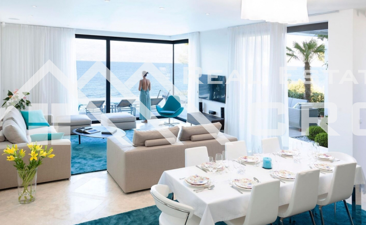Luxurious villa in the first row to the sea for sale (9)